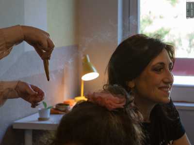 Prima di iniziare per� accende un legnetto profumato...